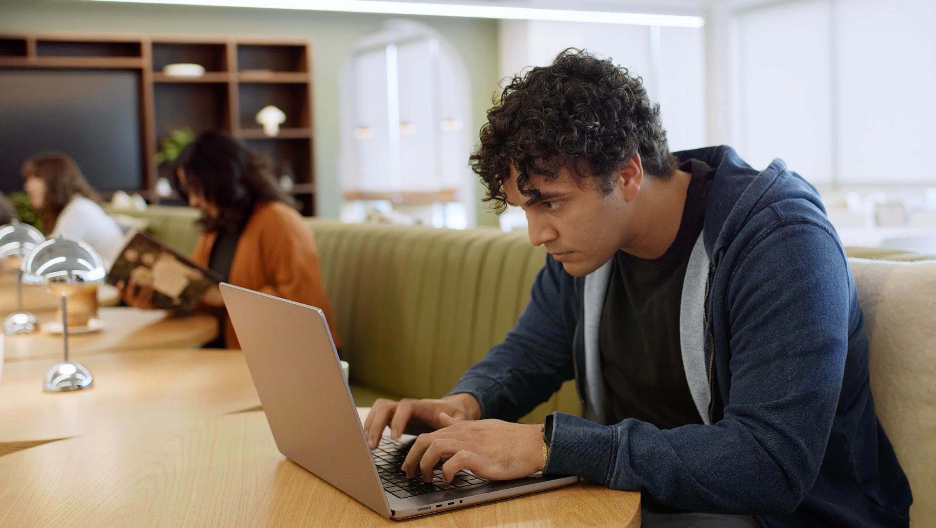 So wehrt AI Runtime Security <br/>einen Angriff ab.