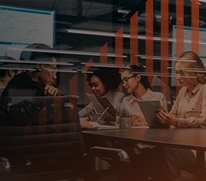 Person tippt auf einem Laptop