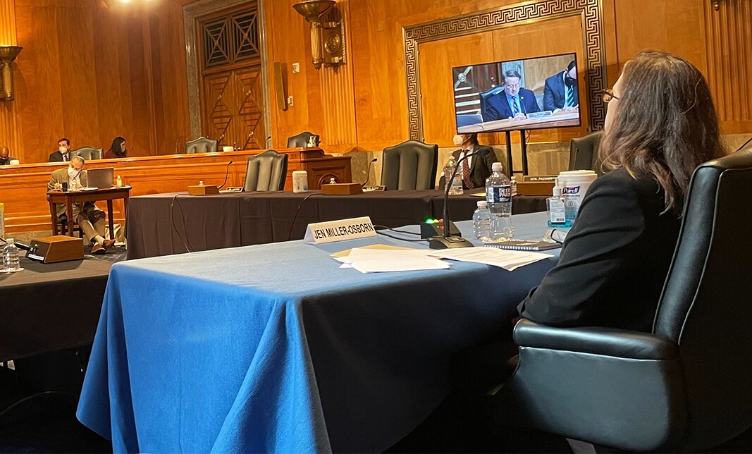 Jen Miller-Osborn spricht vor Senatsausschuss