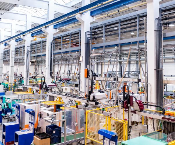 Eine große Fabrik mit vielen Maschinen